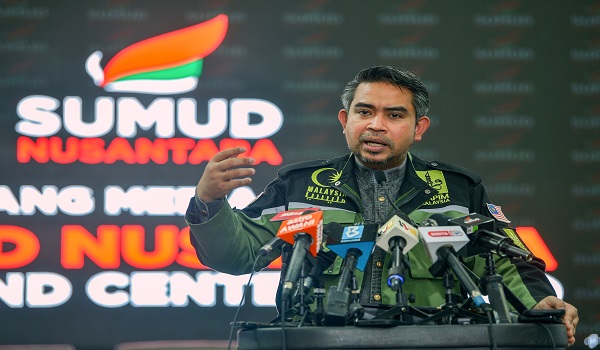 Ketua Pengarah Pusat Gerakan Operasi Sumud Nusantara (SNCC) Datuk Dr Sani Araby Abdul Alim Araby memberikan taklimat keadaan terkini rakyat Malaysia yang ditahan pada sidang media di SNCC